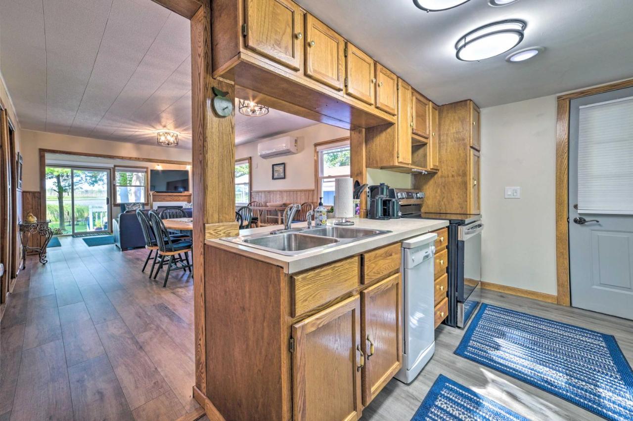 East Tawas Lakefront Getaway With Kayaks And Deck ภายนอก รูปภาพ